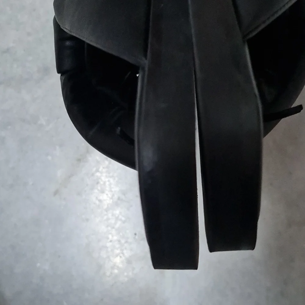 Imitation leather padded slides. - Picture 4 of 10